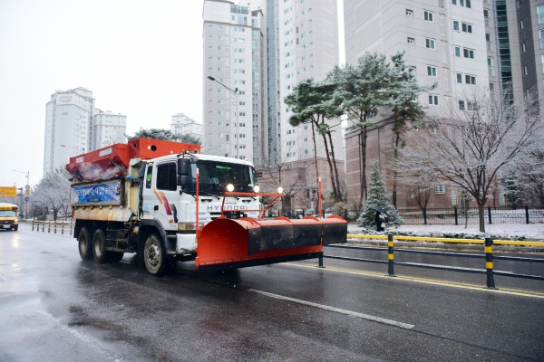 김포시 제설차 제설작업중 이미지